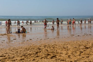 Albufeira 'daki ünlü Olhos de Agua plajındaki insanlar. Bu plaj Algarve 'nin ünlü turistik bölgesinin bir parçasıdır..