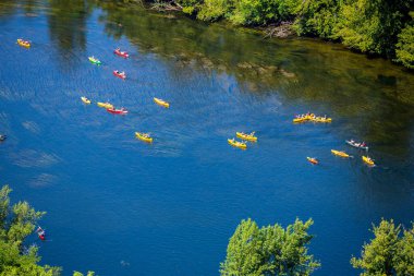 Domme, Aquitane, Fransa 'dan Dordogne Vadisi' nin üzerinden