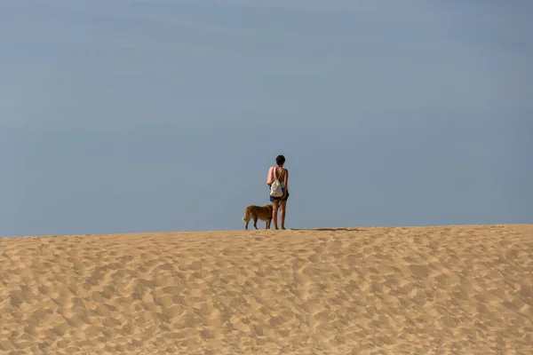 Praia Bordeira Portugal Vrouw Aan Duinen Van Het Beroemde Strand — Stockfoto