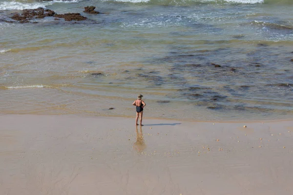 Albufeira Portugal Kvinna Vid Den Berömda Stranden Olhos Agua Albufeira — Stockfoto