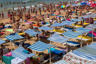 Albufeira 'daki ünlü Olhos de Agua plajındaki insanlar. Bu plaj Algarve 'nin ünlü turistik bölgesinin bir parçasıdır..