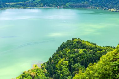 Sao Miguel Adası, Azores, Portekiz 'deki Furnas Gölü (Lagoa das Furnas) manzarası Pico do Ferro manzaralı. Volkanik bir kraterde gölün sakin manzarası.