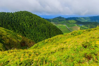 Viewpoint Miradouro da Boca do Inferno in Sao Miguel Adası, Azores, Portekiz. Yeşil alanlar ve ormanlarla çevrili inanılmaz krater gölleri.