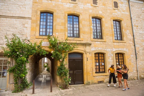 モンパジエ Monpazier フランス語 Monpazier 1285年にイングランド王エドワード1世によって建設されたバスティードの町である この村はフランスで最も美しい村の一員です ストックエディトリアル用写真 C Zittto