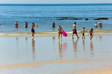 Albufeira 'daki ünlü Olhos de Agua plajındaki insanlar. Bu plaj Algarve 'nin ünlü turistik bölgesinin bir parçasıdır..
