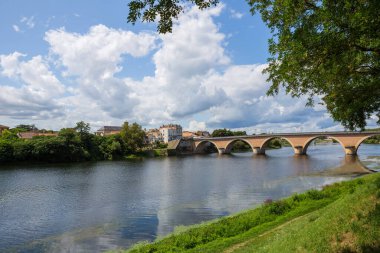Fransa 'nın Bergerac kentindeki Dordogne nehri üzerinde eski bir köprü.