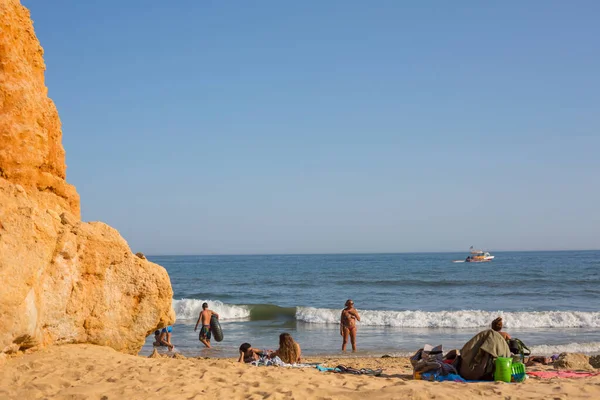 Albufeira Portugal Pessoas Famosa Praia Olhos Água Albufeira Esta Praia — Fotografia de Stock