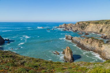 Atlantik kayalık kıyı manzarası, Aljezur, Algarve batı, Costa Vicentina, Portekiz.