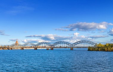 Riga, Letonya 'daki Daugava Nehri üzerindeki Demiryolu Köprüsü manzarası