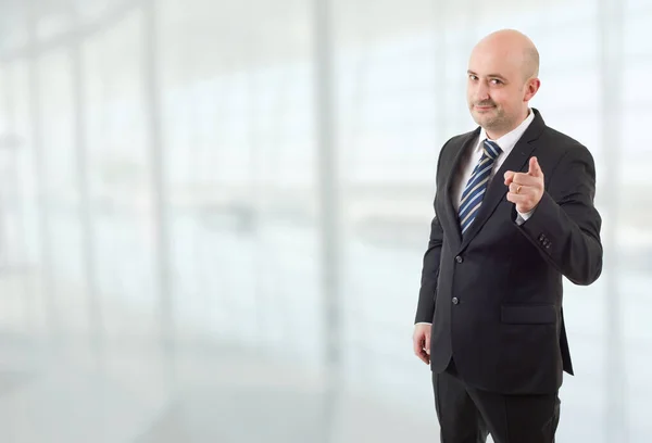 Hombre Negocios Feliz Señalando Oficina — Foto de Stock