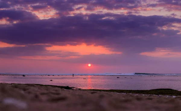 熱帯の夕日 インドネシアのバリ島ビーチ — ストック写真