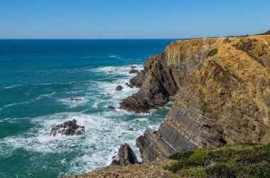 Atlantik kayalık kıyı manzarası, Aljezur, Algarve batı, Costa Vicentina, Portekiz.