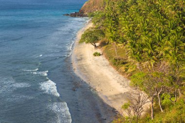 Senggigi sahilinin güzel manzarası, Lombok adası, kristal mavi suları ve Endonezya 'nın manzaralı seyahat plajı.