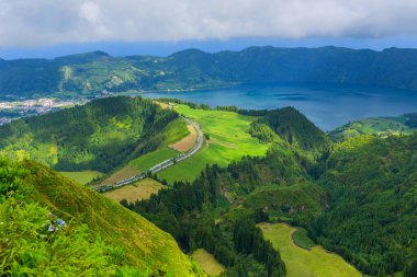 Sete Cidades Gölü, Portekiz 'in Azores adasında bulunan bir volkanik krater gölüdür. Boca do Inferno 'dan Görünüm