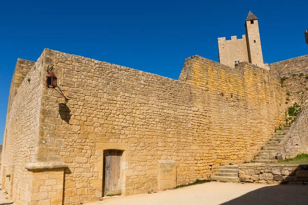 Det Medeltida Chateau Beynac Reser Sig Kalkstensklippa Ovanför Floden Dordogne — Stockfoto