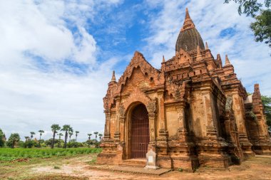 Bagan, Myanmar 'daki antik tapınak. Bagan, Orta Myanmar 'da (eski adıyla Burma), Mandalay' ın güneybatısında bulunan antik bir şehirdir..