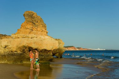 Albufeira 'daki ünlü Olhos de Agua plajındaki insanlar. Bu plaj Algarve 'nin ünlü turistik bölgesinin bir parçasıdır..