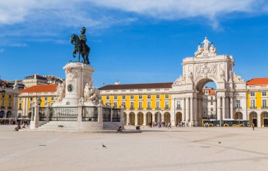 Lizbon, Portekiz: Praca do Comercio ya da Ticaret Meydanı, Lizbon, Portekiz şehir merkezinde insanlar ve evler.