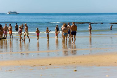 Albufeira 'daki ünlü Olhos de Agua plajındaki insanlar. Bu plaj Algarve 'nin ünlü turistik bölgesinin bir parçasıdır..