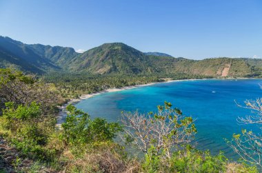 Senggigi sahilinin güzel manzarası, Lombok adası, kristal mavi suları ve Endonezya 'nın manzaralı seyahat plajı.
