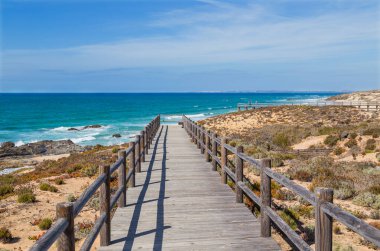 Vila Nova de Milfontes, Alentejo, Portekiz yakınlarındaki bir sahilde odun geçidi.