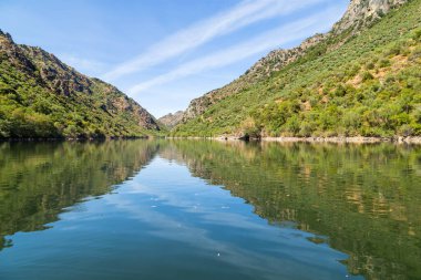 Douro Nehri Portekiz 'deki dar kayalık geçitten akıyor. Douro Bölgesi.