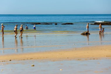 Albufeira 'daki ünlü Olhos de Agua plajındaki insanlar. Bu plaj Algarve 'nin ünlü turistik bölgesinin bir parçasıdır..