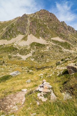 Estany Primer Gölü yakınlarındaki Andorra Pirenes Dağları
