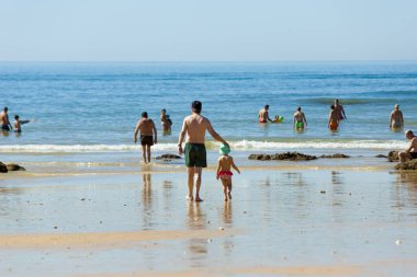 Albufeira 'daki ünlü Olhos de Agua plajındaki insanlar. Bu plaj Algarve 'nin ünlü turistik bölgesinin bir parçasıdır..