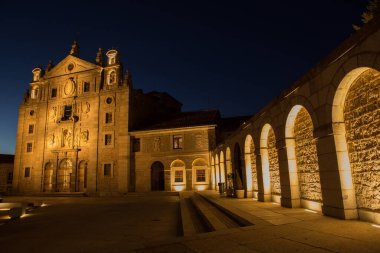 İspanya, Avila 'daki Santa Teresa Manastırı' nın önündeki meydanın gece manzarası