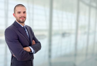 Ofisteki genç iş adamı portresi.