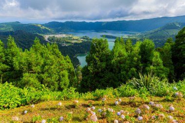 Portekiz 'in Azores adasındaki Sao Miguel adasında volkanik bir krater gölü olan Sete Cidades Gölü manzarası.