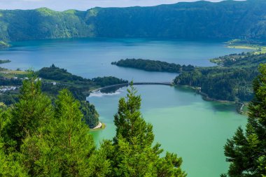 Portekiz 'in Azores adasındaki Sao Miguel adasında volkanik bir krater gölü olan Sete Cidades Gölü manzarası.