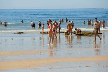 Albufeira 'daki ünlü Olhos de Agua plajındaki insanlar. Bu plaj Algarve 'nin ünlü turistik bölgesinin bir parçasıdır..
