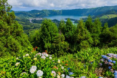 Portekiz 'in Azores adasındaki Sao Miguel adasında volkanik bir krater gölü olan Sete Cidades Gölü manzarası.