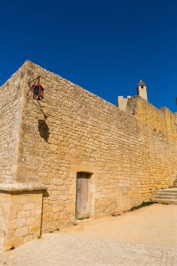 Dordogne Nehri 'nin üzerindeki kireçtaşı uçurumunda yükselen Ortaçağ Şatosu Beynac. Fransa, Dordogne Bölümü, Beynac-et-Cazenac