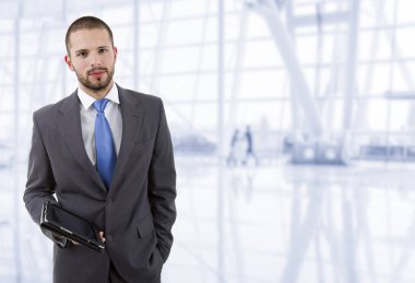 İş adamı ofisteki tablet bilgisayarını kullanıyor.