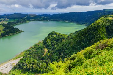 Sao Miguel Adası, Azores, Portekiz 'deki Furnas Gölü (Lagoa das Furnas) manzarası Pico do Ferro manzaralı. Volkanik bir kraterde yemyeşil bir bitki ve göl manzarası.