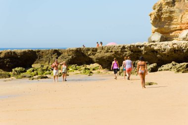 Albufeira 'daki ünlü Olhos de Agua plajındaki insanlar. Bu plaj Algarve 'nin ünlü turistik bölgesinin bir parçasıdır..