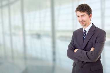 Ofisteki genç iş adamı portresi.