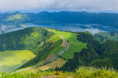 Viewpoint Miradouro da Boca do Inferno in Sao Miguel Adası, Azores, Portekiz. Yeşil alanlar ve ormanlarla çevrili inanılmaz krater gölleri.
