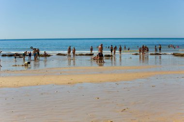 Albufeira 'daki ünlü Olhos de Agua plajındaki insanlar. Bu plaj Algarve 'nin ünlü turistik bölgesinin bir parçasıdır..