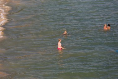 Albufeira 'daki ünlü Olhos de Agua plajındaki insanlar. Bu plaj Algarve 'nin ünlü turistik bölgesinin bir parçasıdır..