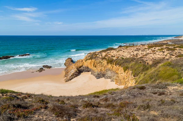 Portekiz, Alentejo 'da güzel boş bir sahil.