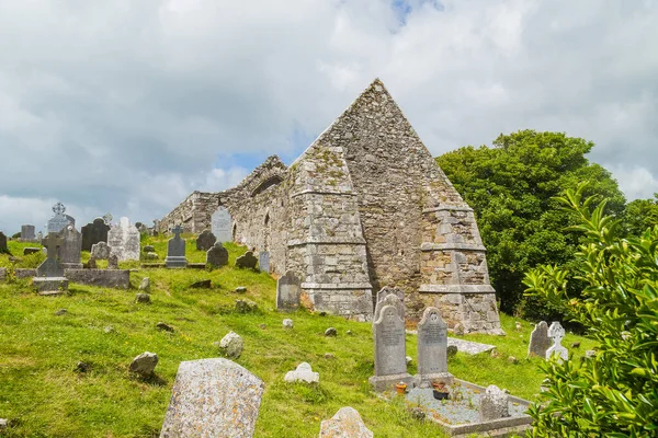 Taştan kule ve 6. yüzyılda Glendalough Vadisi, Wicklow, İrlanda 'da inşa edilmiş bir manastır yerleşiminin kalıntıları..