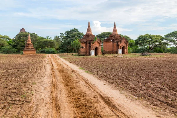 Bagan, Myanmar 'daki antik tapınak. Bagan, Orta Myanmar 'da (eski adıyla Burma), Mandalay' ın güneybatısında bulunan antik bir şehirdir..