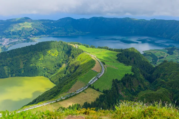 Viewpoint Miradouro da Boca do Inferno in Sao Miguel Adası, Azores, Portekiz. Yeşil alanlar ve ormanlarla çevrili inanılmaz krater gölleri.