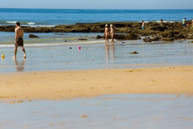 Albufeira 'daki ünlü Olhos de Agua plajındaki insanlar. Bu plaj Algarve 'nin ünlü turistik bölgesinin bir parçasıdır..
