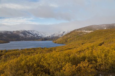 Sanabria Gölü kışın karlı, Castilla y Leon, İspanya