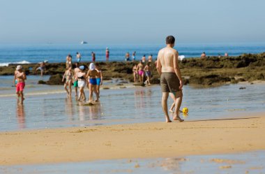 Albufeira 'daki ünlü Olhos de Agua plajındaki insanlar. Bu plaj Algarve 'nin ünlü turistik bölgesinin bir parçasıdır..
